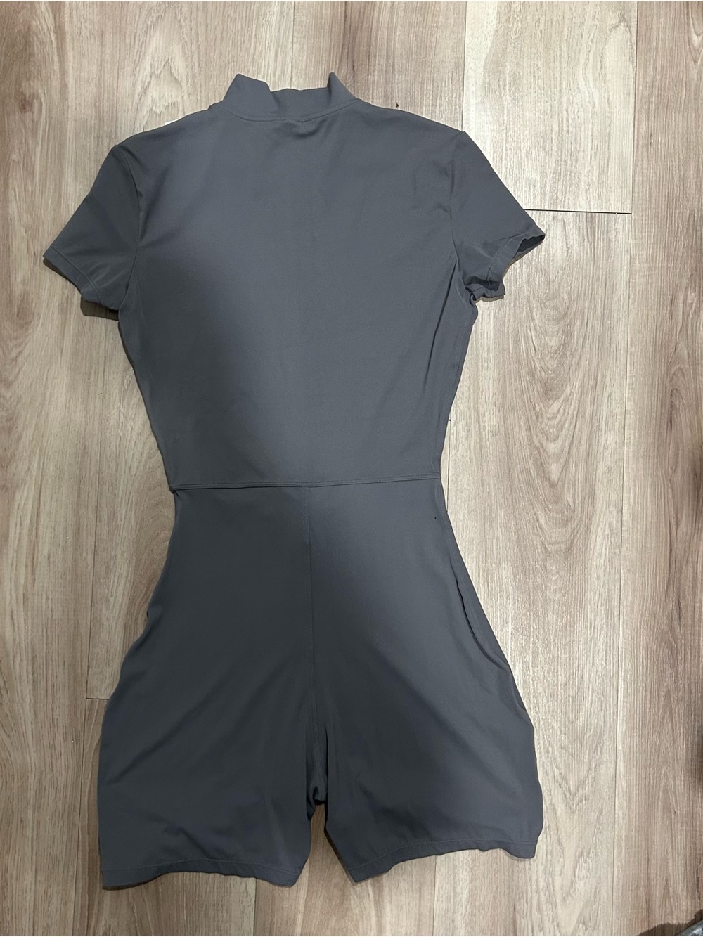 NWOT Gray Athletic Romper Shorts Jumpsuit Half Zip Mock Neck Size M - Picture 3 of 4